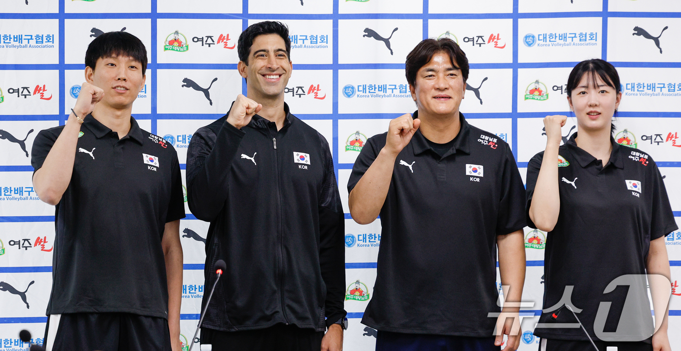 (서울=뉴스1) 안은나 기자 = 남자 배구 국가대표팀 주장 황택의(왼쪽부터)와 이사나예 라미레스(Issanaye Ramires) 감독, 여자대표팀 차상현 감독과 주장 강소휘가 20 …