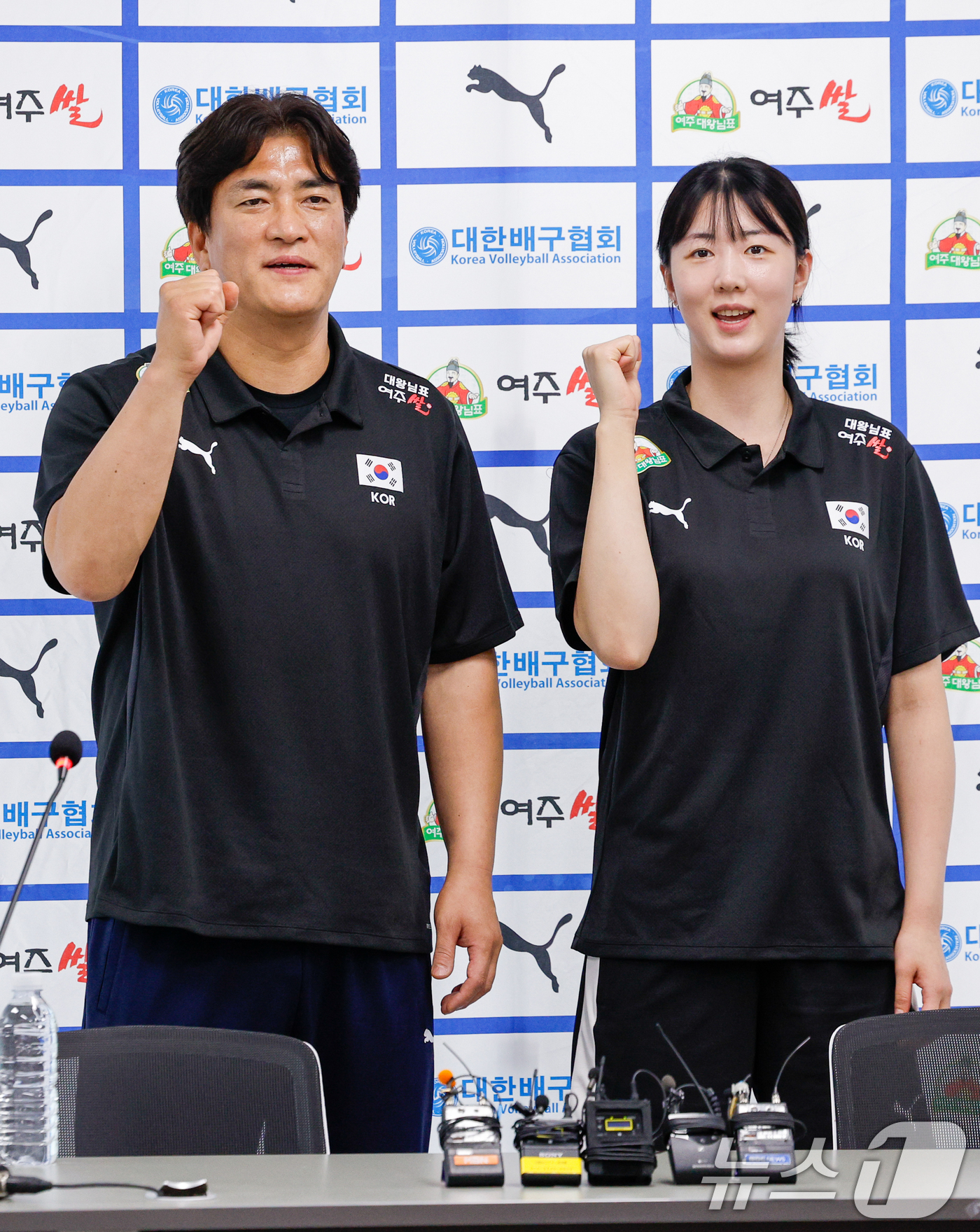 (서울=뉴스1) 안은나 기자 = 여자대표팀 차상현 감독과 주장 강소휘가 20일 오후 서울 송파구 올림픽회관에서 2026년 한국 남녀 배구 국가대표팀 기자회견에 앞서 파이팅을 외치고 …
