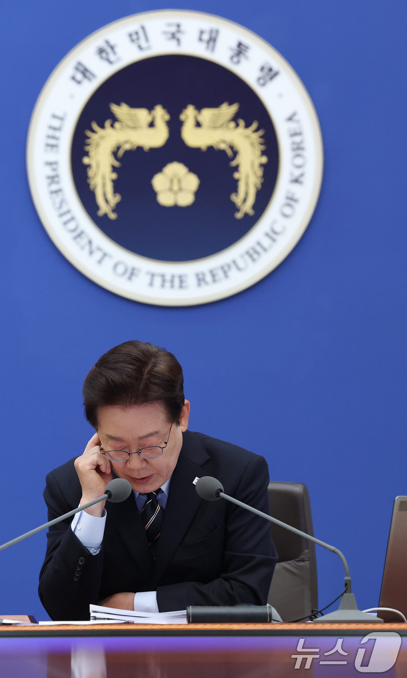 (서울=뉴스1) 허경 기자 = 이재명 대통령이 20일 청와대에서 열린 제22회 국무회의 겸 제9차 비상경제점검회의에서 중동전쟁 관련 비상국정운영 및 대응현황을 듣고 있다. 2026 …