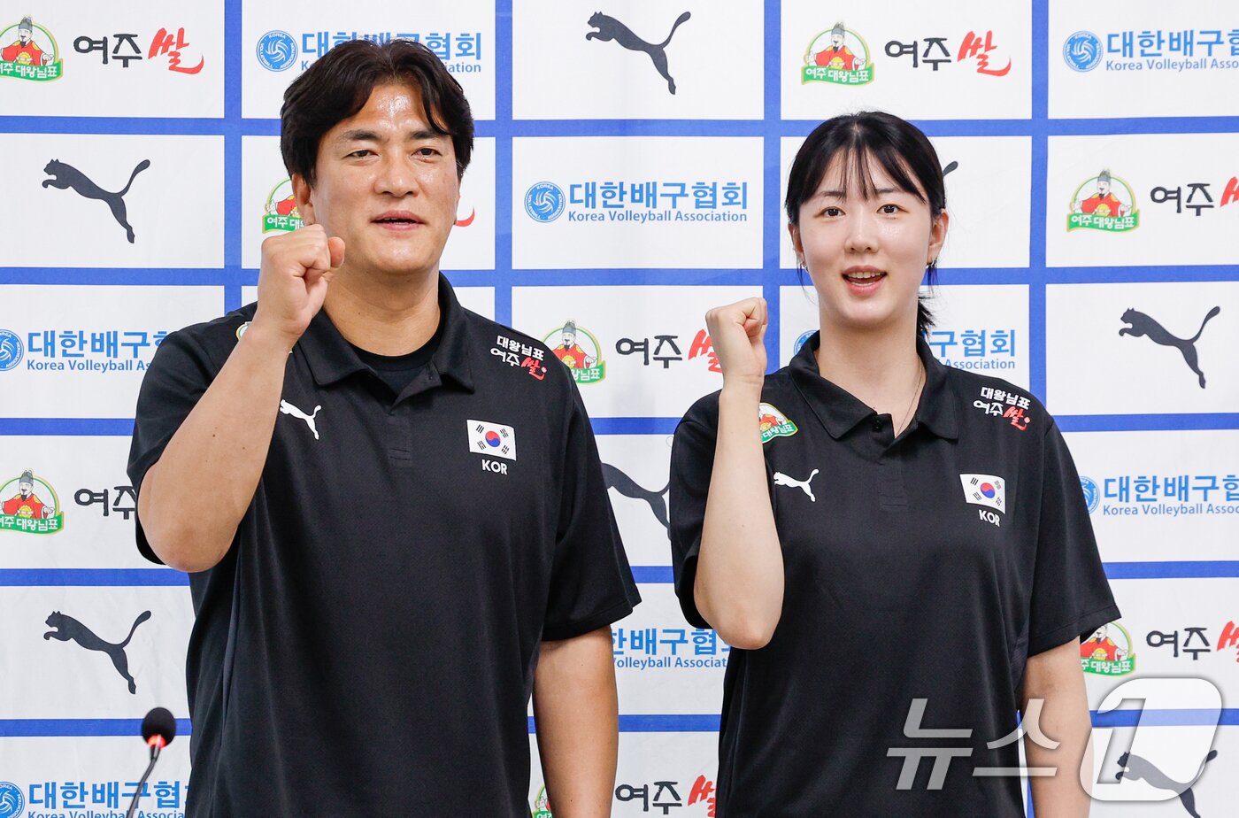 본문 이미지 - 여자대표팀 차상현 감독과 주장 강소휘가 20일 오후 서울 송파구 올림픽회관에서 2026년 한국 남녀 배구 국가대표팀 기자회견에 앞서 파이팅을 외치고 있다. 2026.5.20 ⓒ 뉴스1 안은나 기자