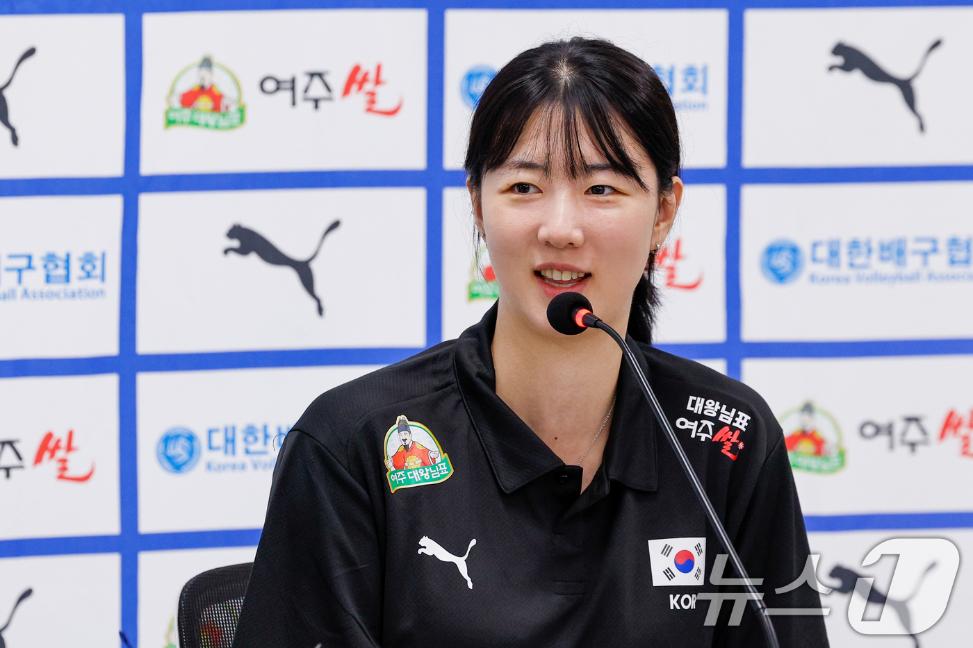 (서울=뉴스1) 안은나 기자 = 여자 배구 국가대표팀 주장 강소휘가 20일 오후 서울 송파구 올림픽회관에서 열린 2026년 한국 남녀 배구 국가대표팀 기자회견에 참석해 취재진 질문 …