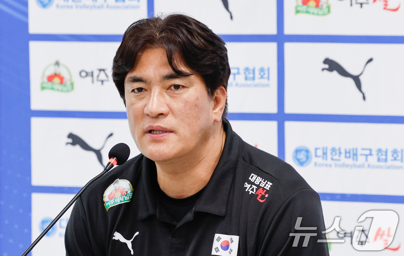 (서울=뉴스1) 안은나 기자 = 여자 배구 국가대표팀 차상현 감독이 20일 오후 서울 송파구 올림픽회관에서 열린 2026년 한국 남녀 배구 국가대표팀 기자회견에 참석해 취재진 질문 …