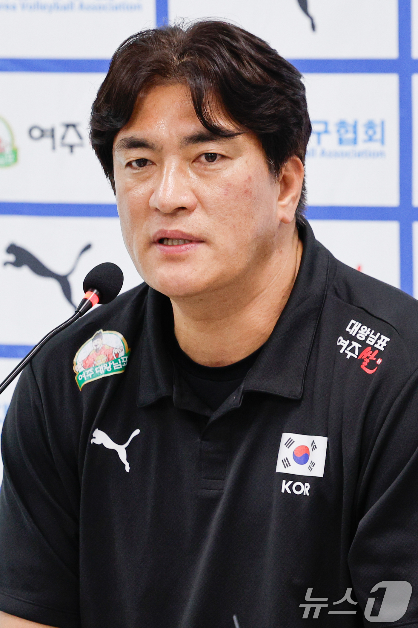 (서울=뉴스1) 안은나 기자 = 여자 배구 국가대표팀 차상현 감독이 20일 오후 서울 송파구 올림픽회관에서 열린 2026년 한국 남녀 배구 국가대표팀 기자회견에 참석해 취재진 질문 …