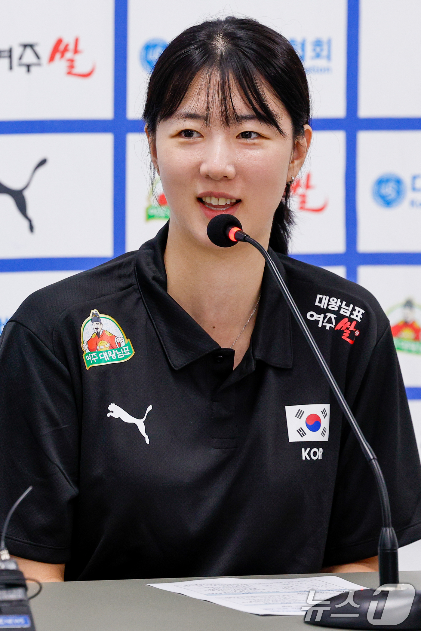(서울=뉴스1) 안은나 기자 = 여자 배구 국가대표팀 주장 강소휘가 20일 오후 서울 송파구 올림픽회관에서 열린 2026년 한국 남녀 배구 국가대표팀 기자회견에 참석해 취재진 질문 …