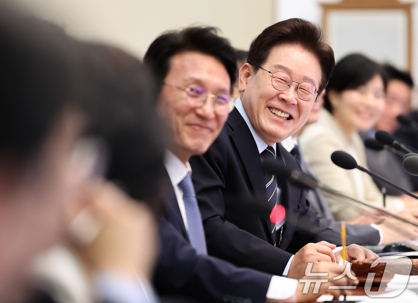 (서울=뉴스1) 허경 기자 = 이재명 대통령이 20일 청와대에서 열린 제22회 국무회의 겸 제9차 비상경제점검회의에서 미소를 짓고 있다. 2026.5.20/뉴스1
