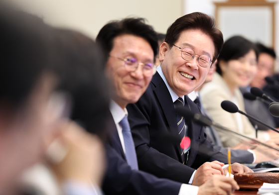 李대통령 "남북 여자축구 경기, 손바닥 좌우 균형 잘 맞춰 응원"