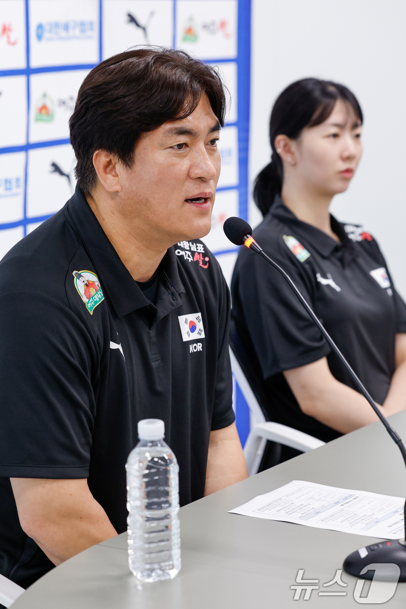 (서울=뉴스1) 안은나 기자 = 여자 배구 국가대표팀 차상현 감독과 주장 강소휘가 20일 오후 서울 송파구 올림픽회관에서 열린 2026년 한국 남녀 배구 국가대표팀 기자회견에 참석 …