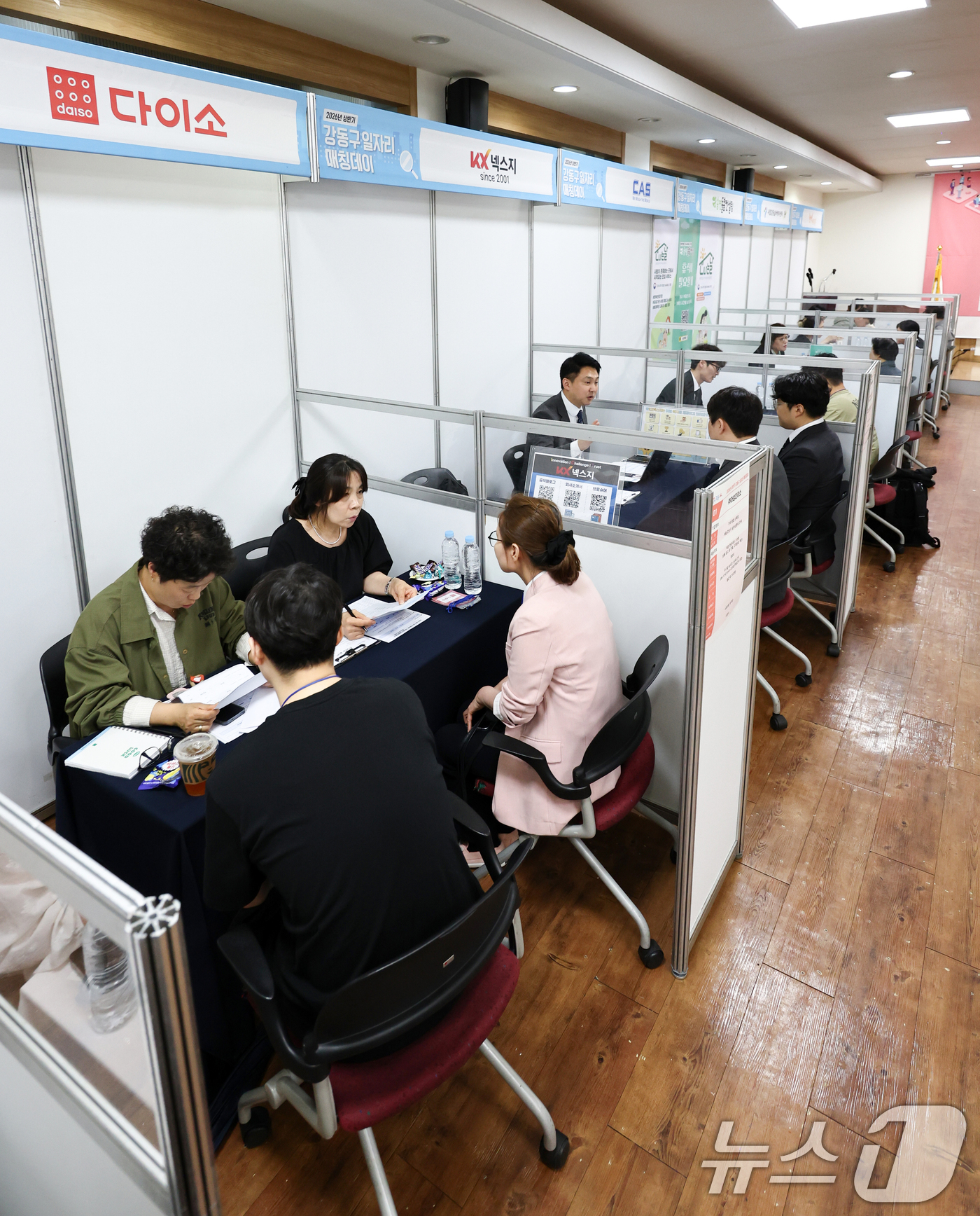(서울=뉴스1) 최지환 기자 = 20일 오후 서울 강동구 강동구민회관에서 열린 일자리 매칭데이 행사에서 구인 담당자와 구직자가 면접을 보고 있다. 2026.5.20/뉴스1