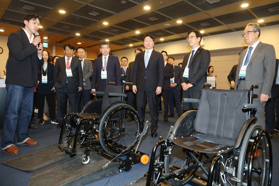 돕는 AI체험존 찾은 최태원 회장