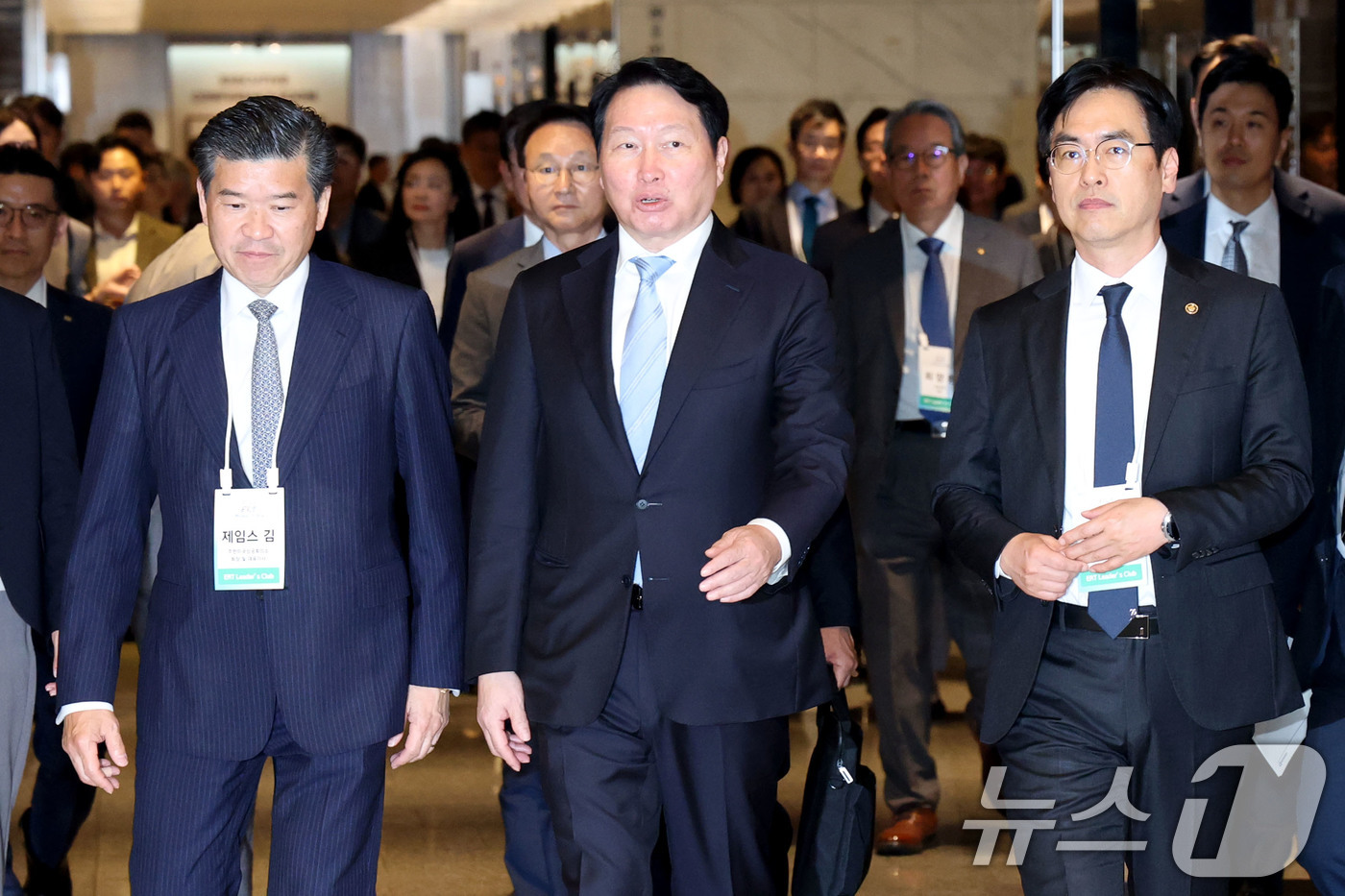 (서울=뉴스1) 이광호 기자 = 최태원 대한상의 회장과 김민재 행정안전부 차관, 제임스김 암참 회장이 20일 오후 서울 중구 대한상공회의소에서 열린 '2026 ERT(신기업가정신협 …