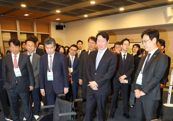 휠체어 e스포츠게임 설명듣는 최태원 회장