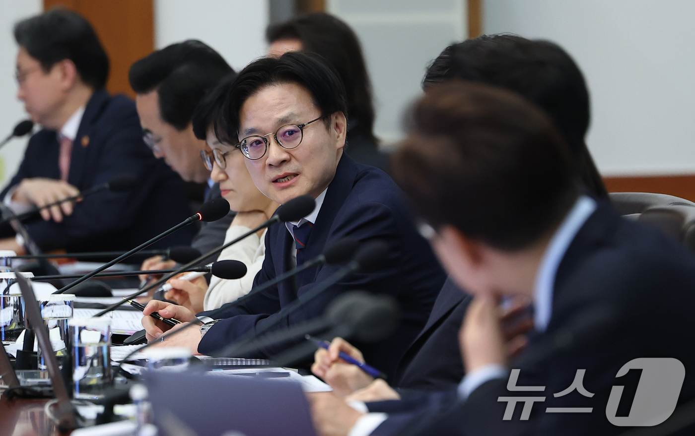(서울=뉴스1) 허경 기자 = 김정관 산업통상부 장관이 20일 청와대에서 열린 제22회 국무회의 겸 제9차 비상경제점검회의에서 이재명 대통령 질문에 답변하고 있다. 2026.5.2 …