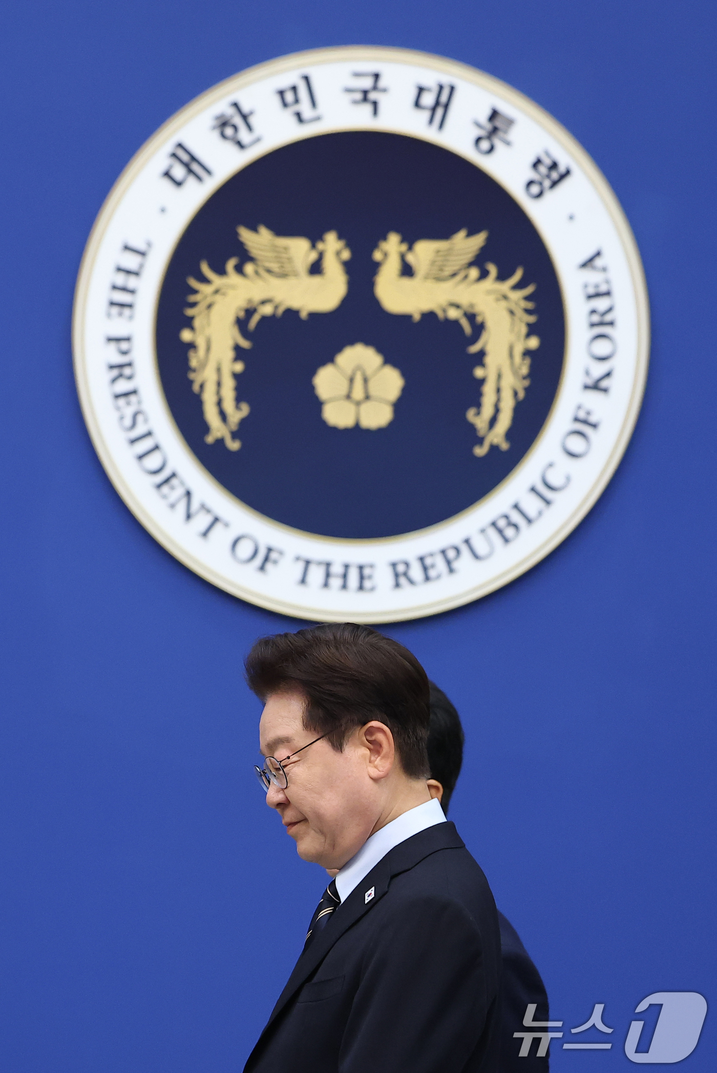 (서울=뉴스1) 허경 기자 = 이재명 대통령이 20일 청와대에서 열린 제22회 국무회의 겸 제9차 비상경제점검회의에 입장하고 있다. 2026.5.20/뉴스1