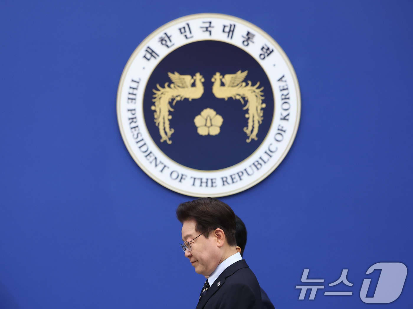 (서울=뉴스1) 허경 기자 = 이재명 대통령이 20일 청와대에서 열린 제22회 국무회의 겸 제9차 비상경제점검회의에 입장하고 있다. 2026.5.20/뉴스1