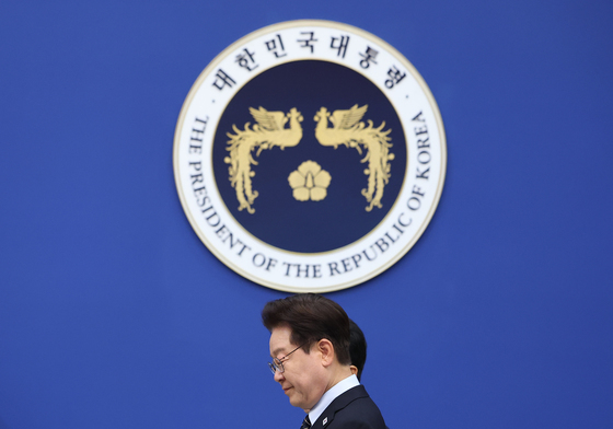 국무회의 참석하는 이재명 대통령