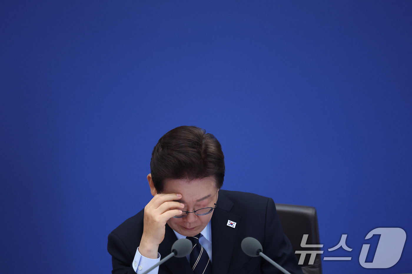 (서울=뉴스1) 허경 기자 = 이재명 대통령이 20일 청와대에서 열린 제22회 국무회의 겸 제9차 비상경제점검회의에서 중동전쟁 관련 비상국정운영 및 대응현황을 듣고 있다. 2026 …