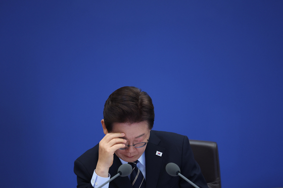 중동전쟁 대응현황 보고 받는 이재명 대통령