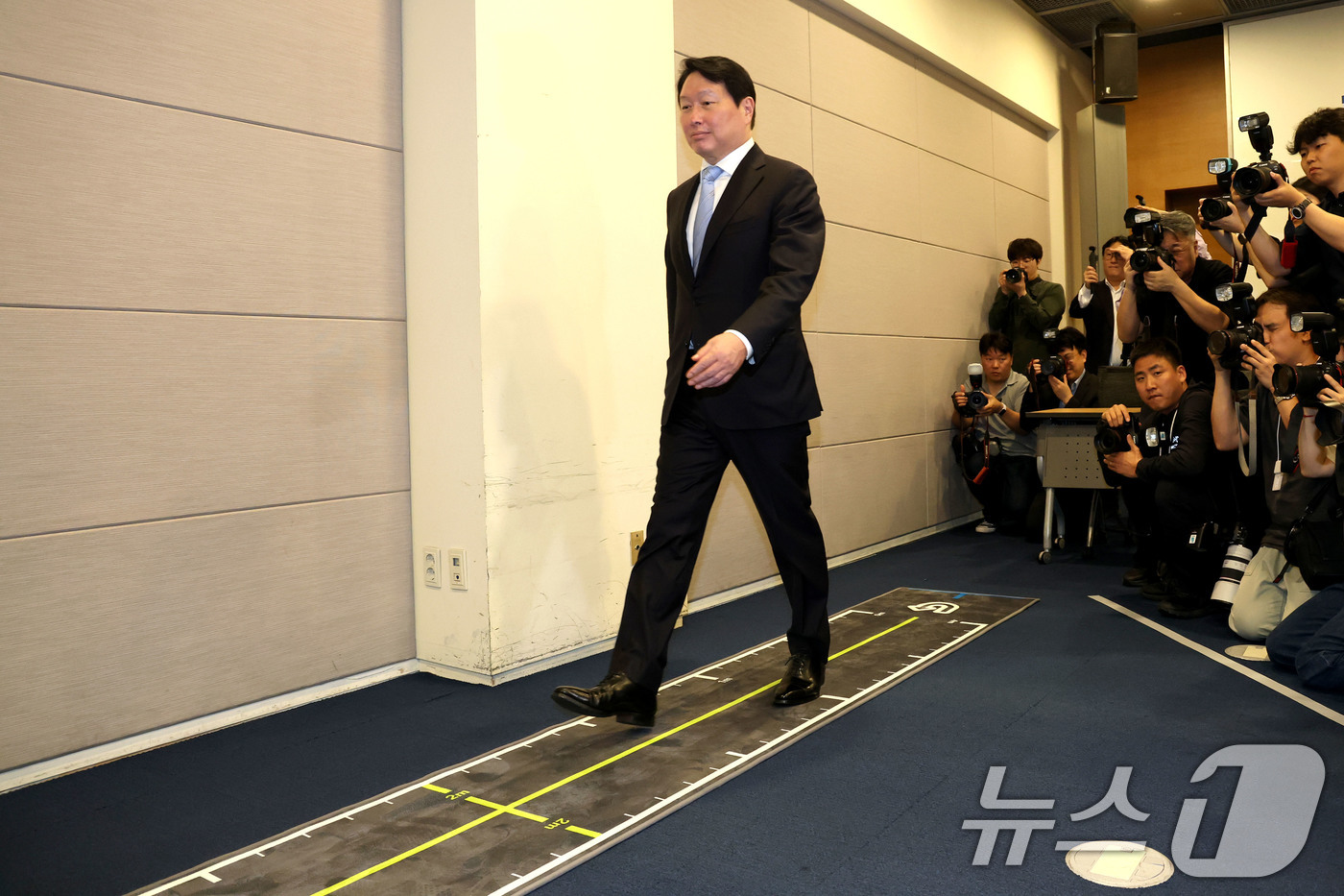 (서울=뉴스1) 이광호 기자 = 최태원 대한상의 회장이 20일 오후 서울 중구 대한상공회의소에서 열린 '2026 ERT(신기업가정신협의회) 멤버스 데이'에 참석하기 앞서 돕는 AI …
