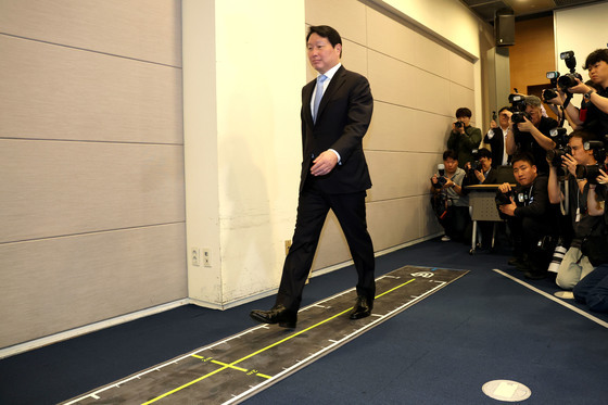 보행분석 체험하는 최태원 회장