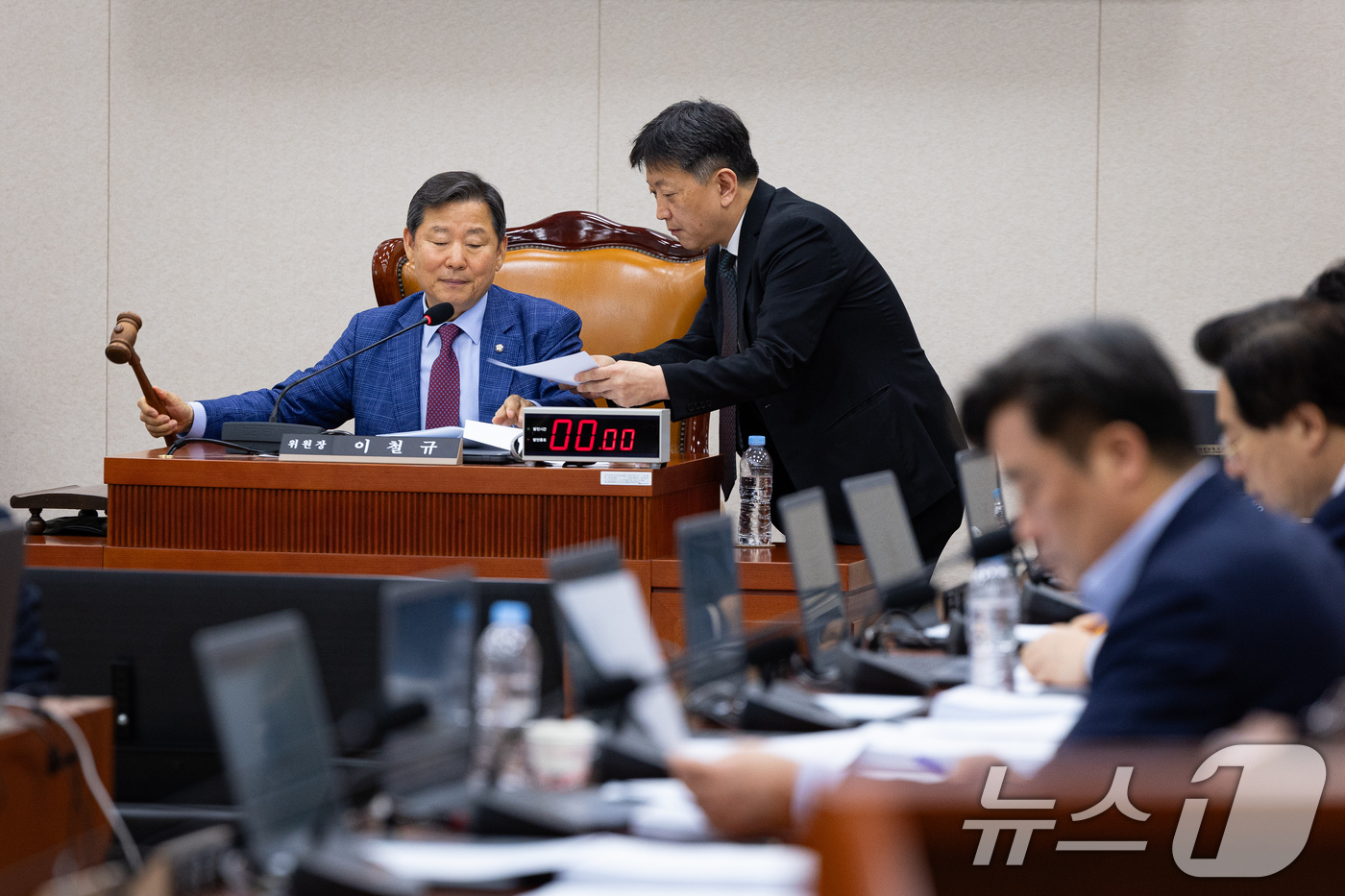 (서울=뉴스1) 유승관 기자 = 이철규 국회 산업통상자원중소벤처기업위원장이 20일 서울 여의도 국회에서 열린 제435회 국회(임시회) 산업통상자원중소벤처기업위원회 제2차 전체회의에 …