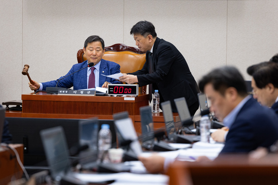 의사봉 두드리는 이철규 산자위원장