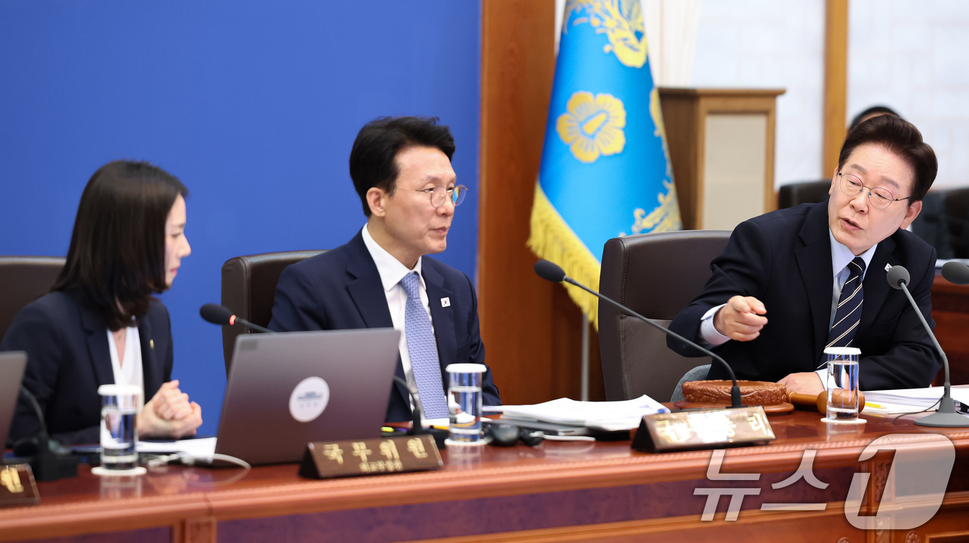 (서울=뉴스1) 허경 기자 = 이재명 대통령이 20일 청와대에서 열린 제22회 국무회의 겸 제9차 비상경제점검회의에서 김진아 외교부 제2차관에게 질문하고 있다. 2026.5.20/ …