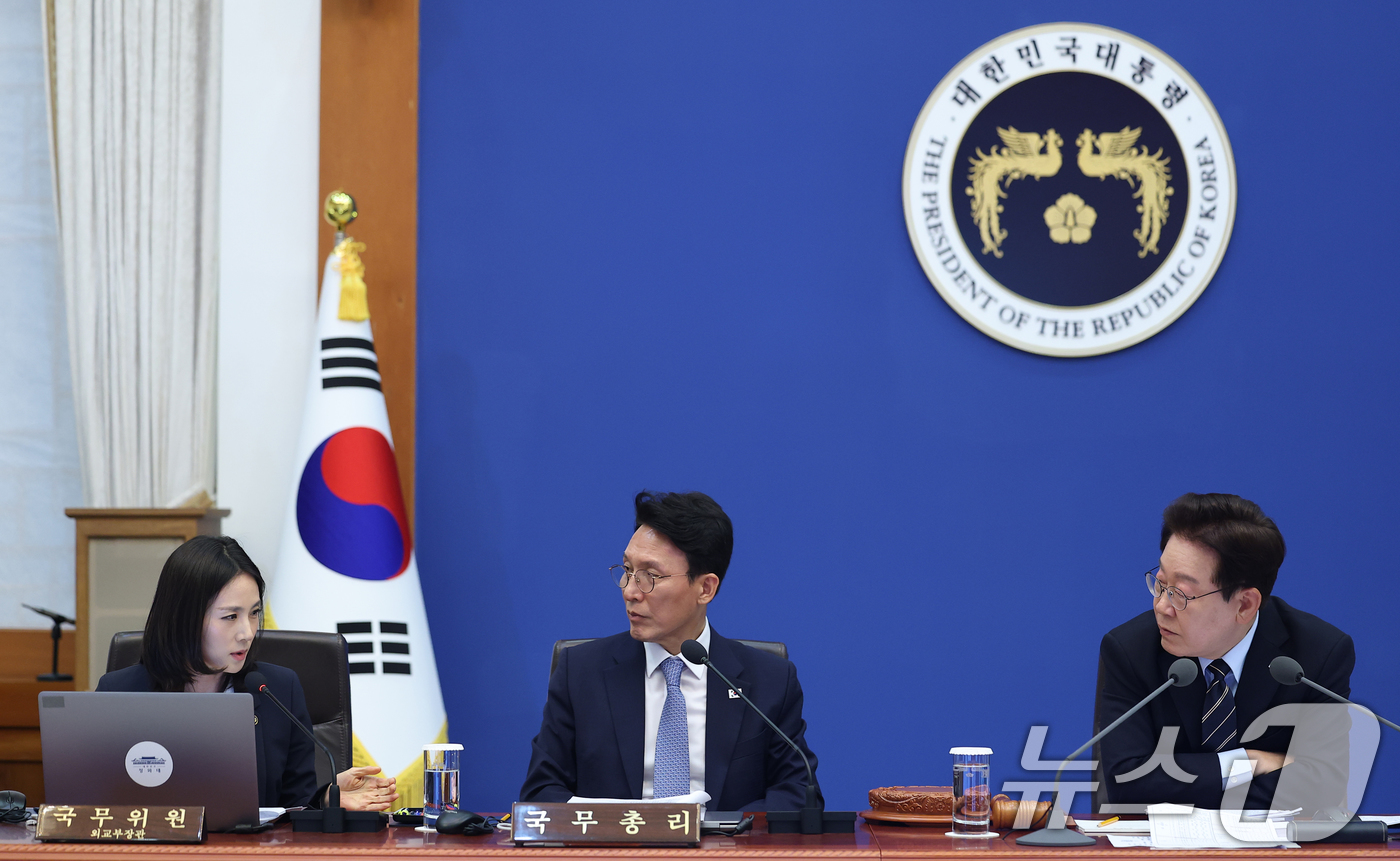(서울=뉴스1) 허경 기자 = 김진아 외교부 제2차관이 20일 청와대에서 열린 제22회 국무회의 겸 제9차 비상경제점검회의에서 이재명 대통령 질문에 답변하고 있다. 2026.5.2 …