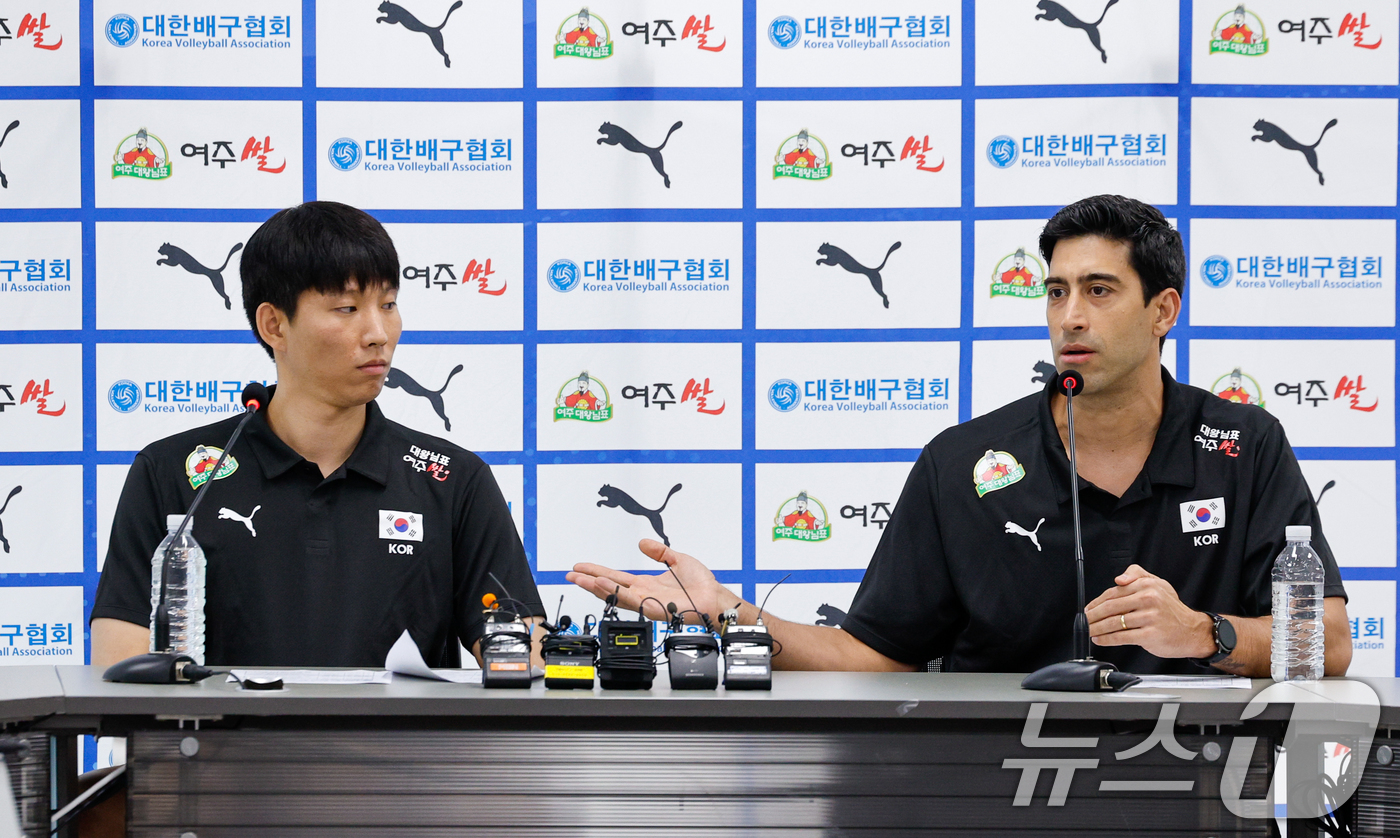 (서울=뉴스1) 안은나 기자 = 남자 배구 국가대표팀 이사나예 라미레스(Issanaye Ramires) 감독과 주장 황택의가 20일 오후 서울 송파구 올림픽회관에서 열린 2026년 …
