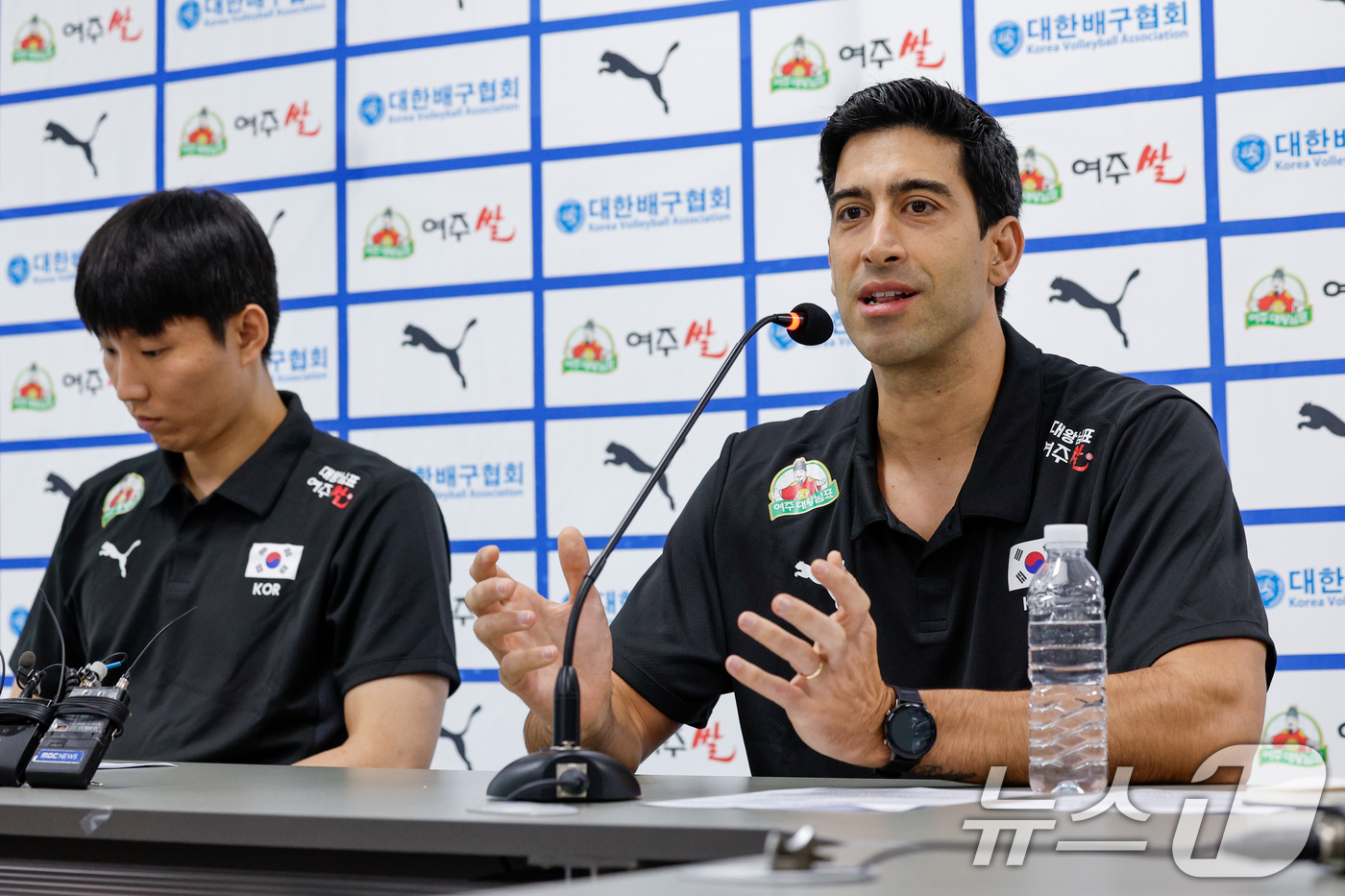 (서울=뉴스1) 안은나 기자 = 남자 배구 국가대표팀 이사나예 라미레스(Issanaye Ramires) 감독과 주장 황택의가 20일 오후 서울 송파구 올림픽회관에서 열린 2026년 …