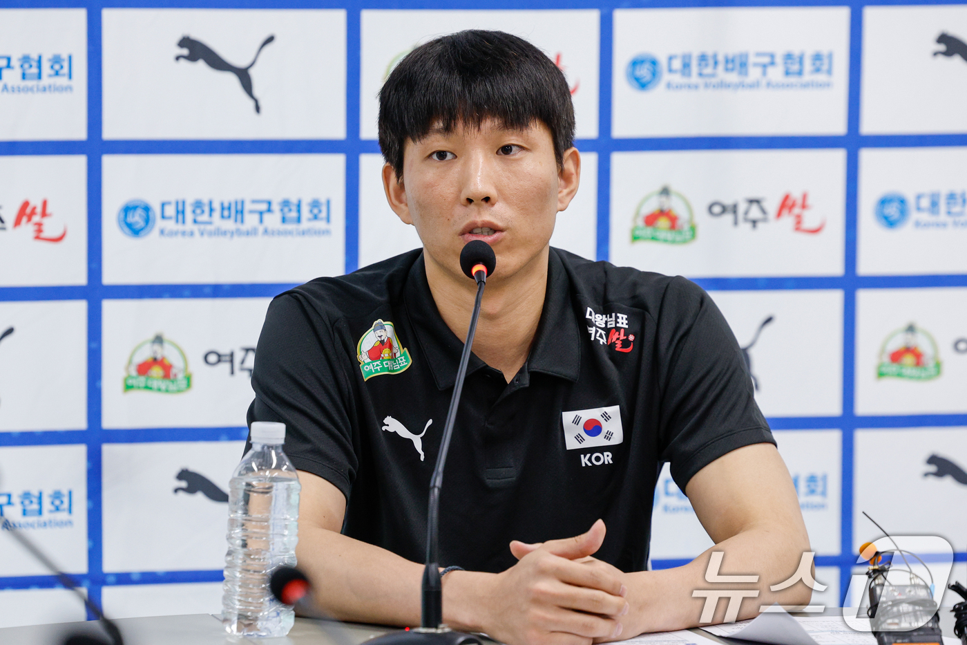 (서울=뉴스1) 안은나 기자 = 남자 배구 국가대표팀 주장 황택의가 20일 오후 서울 송파구 올림픽회관에서 열린 2026년 한국 남녀 배구 국가대표팀 기자회견에 참석해 취재진 질의 …