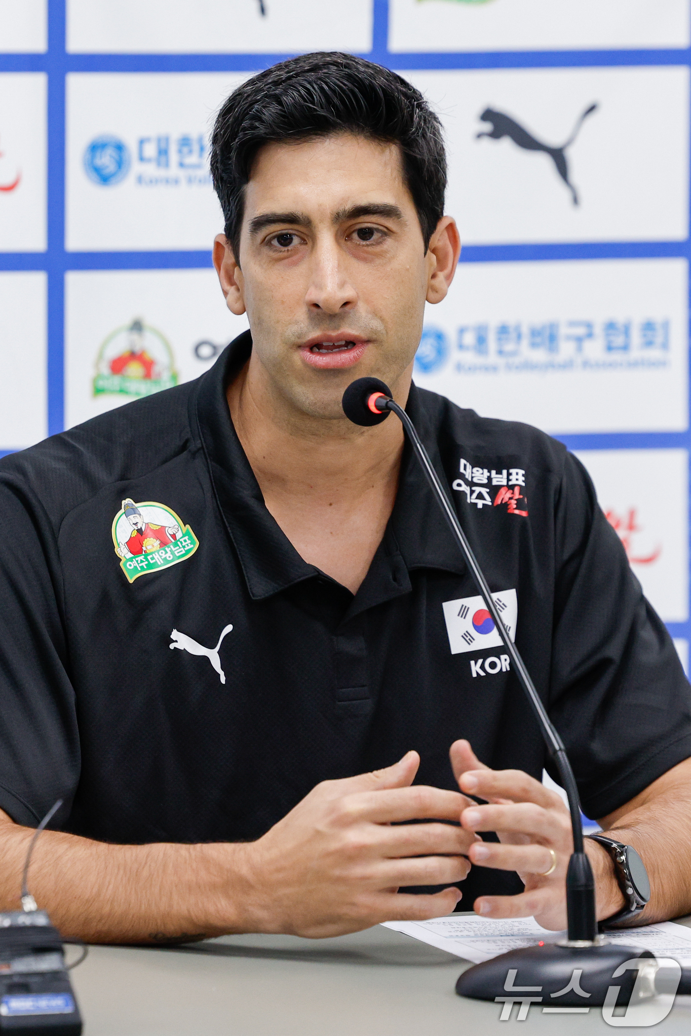 (서울=뉴스1) 안은나 기자 = 남자 배구 국가대표팀 이사나예 라미레스(Issanaye Ramires) 감독이 20일 오후 서울 송파구 올림픽회관에서 열린 2026년 한국 남녀 배 …