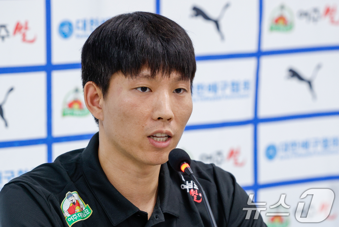 (서울=뉴스1) 안은나 기자 = 남자 배구 국가대표팀 주장 황택의가 20일 오후 서울 송파구 올림픽회관에서 열린 2026년 한국 남녀 배구 국가대표팀 기자회견에 참석해 취재진 질의 …