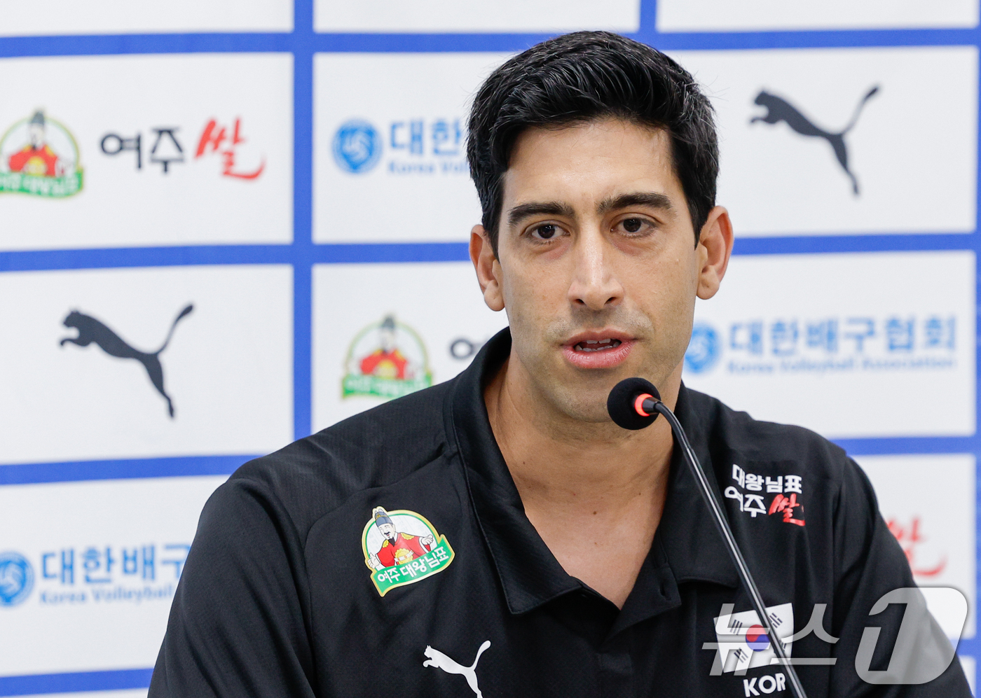 (서울=뉴스1) 안은나 기자 = 남자 배구 국가대표팀 이사나예 라미레스(Issanaye Ramires) 감독이 20일 오후 서울 송파구 올림픽회관에서 열린 2026년 한국 남녀 배 …