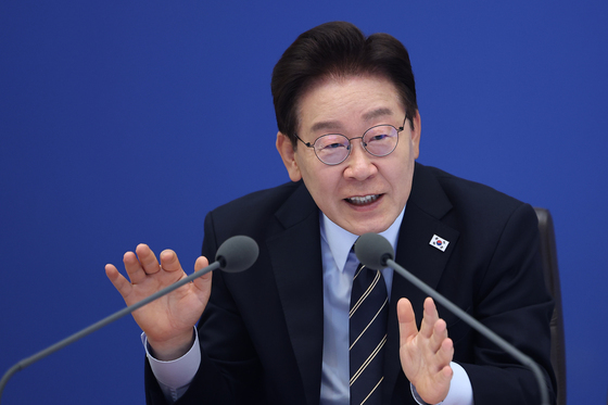 李대통령, 블룸버그 '국민배당론' 정정보도에 "국내 언론 귀감 삼아야"