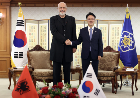 에디 라마 알바니아 총리와 악수하는 김민석 총리