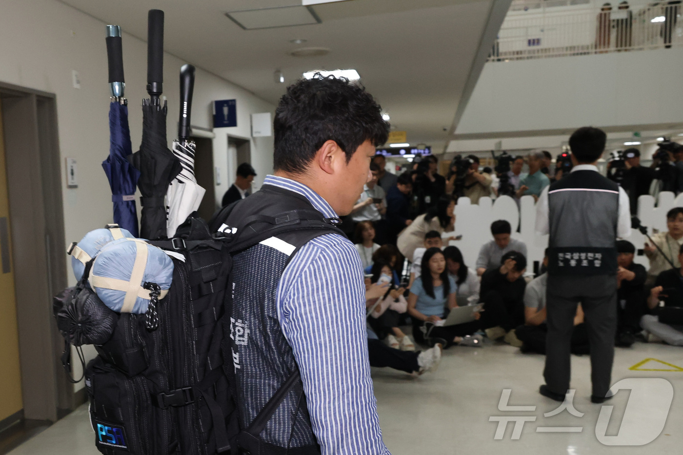 (세종=뉴스1) 김기남 기자 = 삼성그룹 초기업노동조합 삼성전자지부 지도부가 20일 정부세종청사 중앙노동위원회에서 3차 사후조정 결렬에 따른 총파업 강행 입장을 밝힌 뒤 협상장을 …
