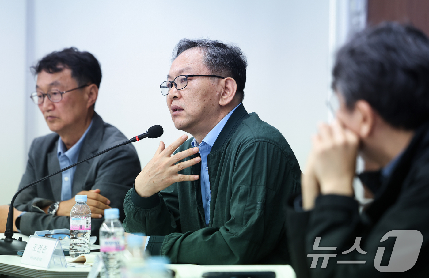 (서울=뉴스1) 임지훈 인턴기자 = 조건준 아무나유니온 대표가 20일 오후 서울 종로구 참여연대 아름드리홀에서 열린 '반도체 초과이윤, 어떻게 나눌 것인가' 긴급 좌담회에서 발제를 …