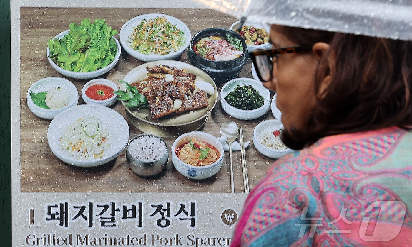 (서울=뉴스1) 김성진 기자 = 고물가 기조가 지속되는 가운데 자장면, 삼겹살, 냉면 등 주요 외식 물가가 전월보다 오른 것으로 나타났다.20일 한국소비자원 가격정보 종합포털 '참 …