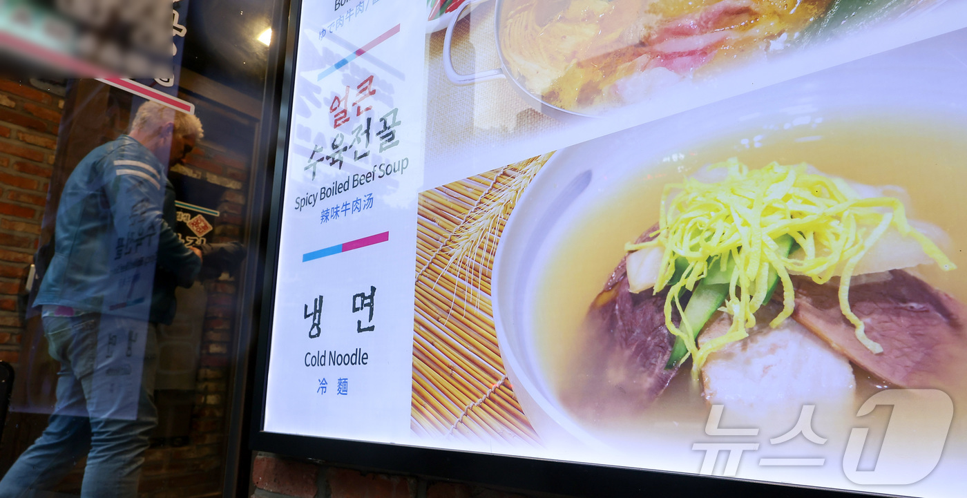 (서울=뉴스1) 김성진 기자 = 고물가 기조가 지속되는 가운데 자장면, 삼겹살, 냉면 등 주요 외식 물가가 전월보다 오른 것으로 나타났다.20일 한국소비자원 가격정보 종합포털 '참 …