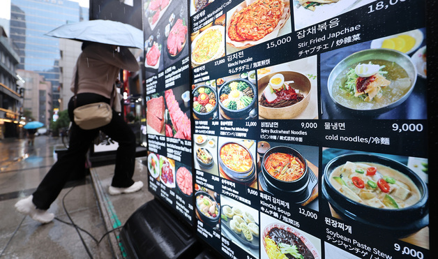 냉면 한 그릇 1년 전보다 4% 상승…고물가에 외식 부담↑