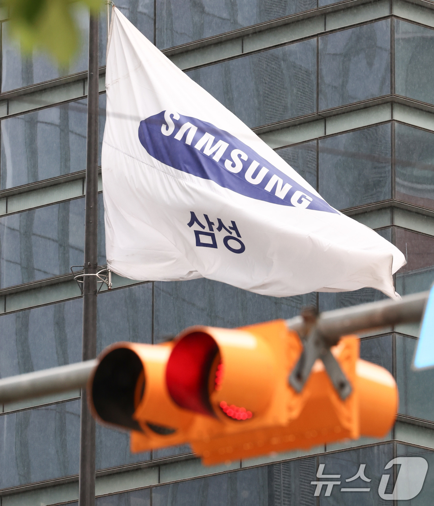 (서울=뉴스1) 최지환 기자 = 삼성전자 노조의 총파업을 앞두고 노사의 중앙노동위원회 조정이 최종 결렬된 20일 오후 서울 서초구 삼성전자 사옥에 걸린 삼성그룹 깃발이 바람에 휘날 …