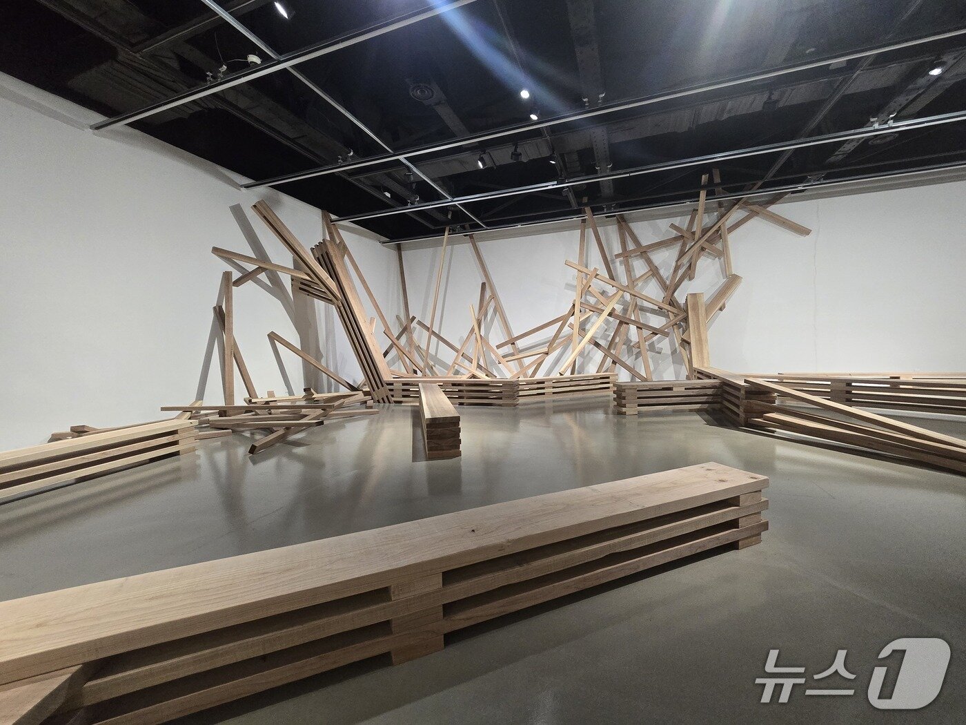 본문 이미지 - '어긋난 파도 흔들리는 시간'전 카밀 노먼트 작가 전시 작품 전경 ⓒ 뉴스1 김정한 기자