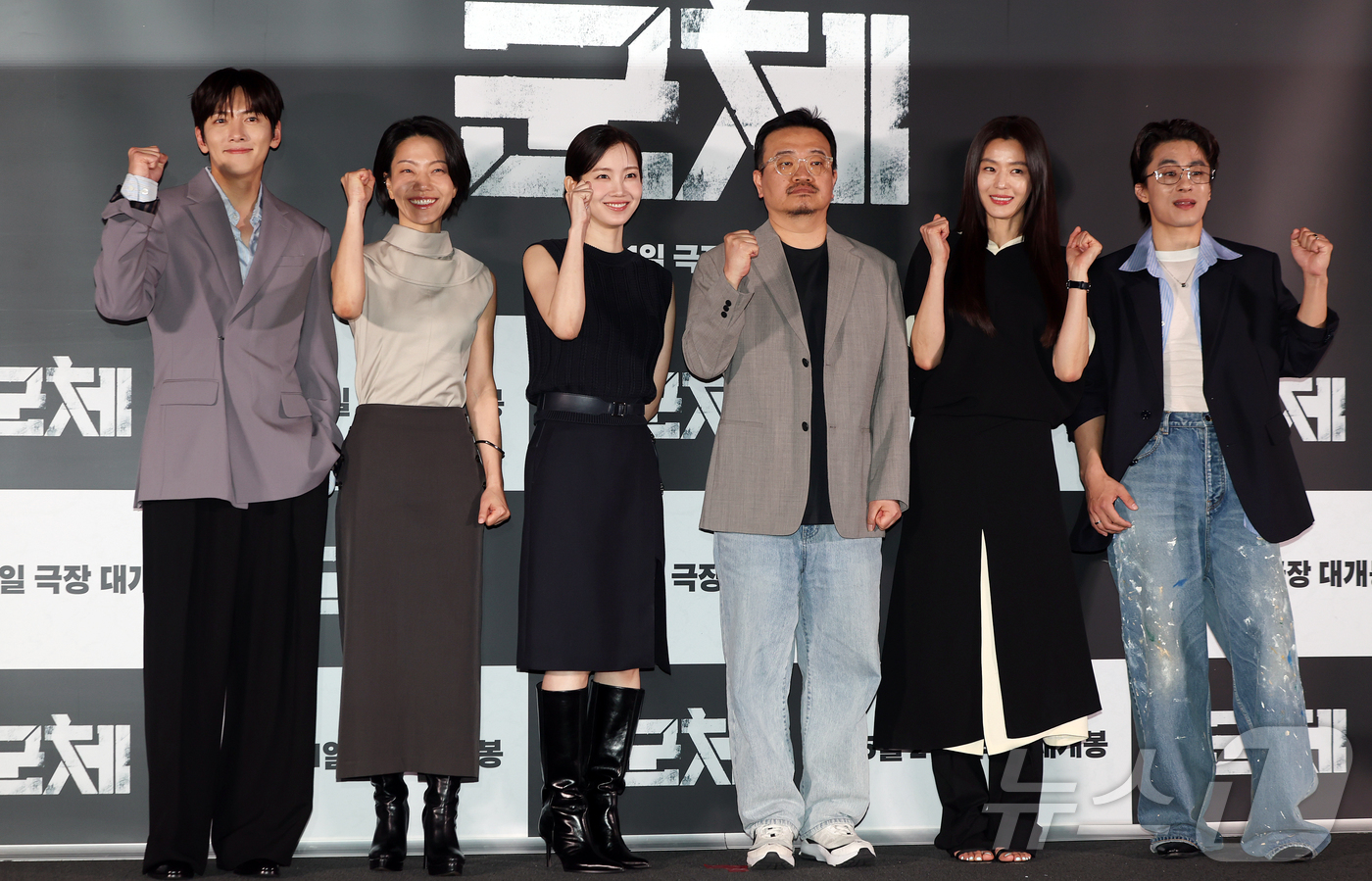 (서울=뉴스1) 김진환 기자 = 배우 지창욱(왼쪽부터)과 김신록, 신현빈, 연상호 감독, 전지현, 구교환이 20일 서울 용산구 CGV용산아이파크몰에서 열린 영화 '군체' 기자간담회 …