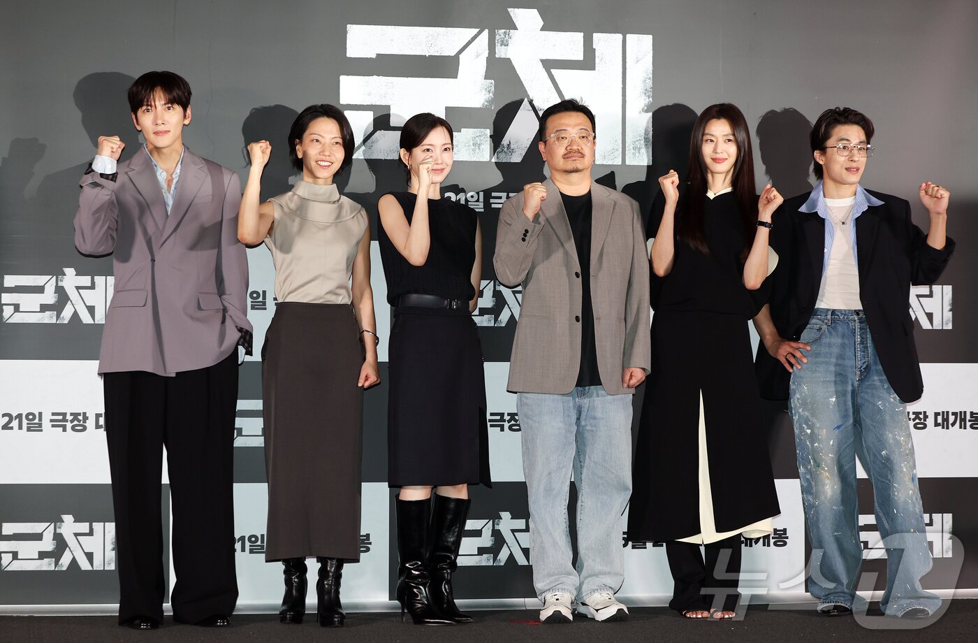 본문 이미지 - 배우 지창욱(왼쪽부터)과 김신록, 신현빈, 연상호 감독, 전지현, 구교환이 20일 서울 용산구 CGV용산아이파크몰에서 열린 영화 '군체' 기자간담회에 참석해 포즈를 취하고 있다. '군체'는 정체불명의 감염사태로 봉쇄된 건물 안, 고립된 생존자들이 예측할 수 없는 형태로 진화하는 감염자들에 맞서 벌이는 사투를 그린 작품으로 오는 21일 개봉한다. 2026.5.20 ⓒ 뉴스1 김진환 기자