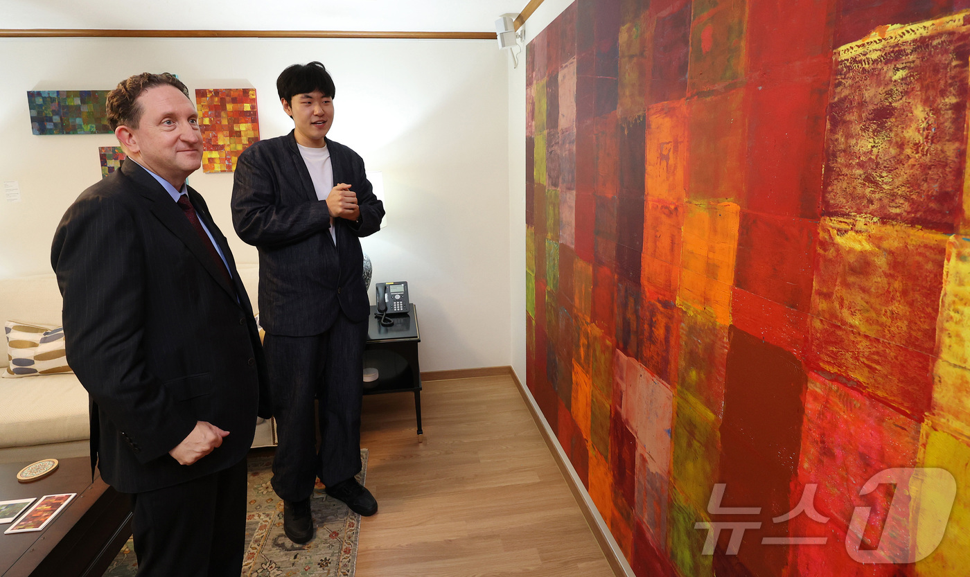 (서울=뉴스1) 사진공동취재단 = 제임스 헬러 주한미국대리대사가 20일 오후 서울 성북구 주한미국대사관 부대사관저에서 열린 미국 건국 250주년 기념 ‘표현의 자유: 프리덤 250 …