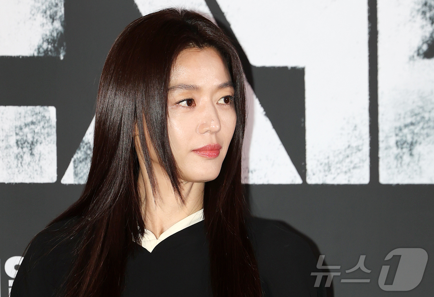 (서울=뉴스1) 김진환 기자 = 배우 전지현이 20일 서울 용산구 CGV용산아이파크몰에서 열린 영화 '군체' 기자간담회에 참석해 포즈를 취하고 있다.'군체'는 정체불명의 감염사태로 …