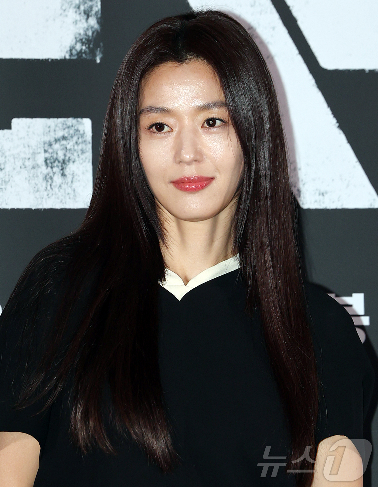 (서울=뉴스1) 김진환 기자 = 배우 전지현이 20일 서울 용산구 CGV용산아이파크몰에서 열린 영화 '군체' 기자간담회에 참석해 포즈를 취하고 있다.'군체'는 정체불명의 감염사태로 …