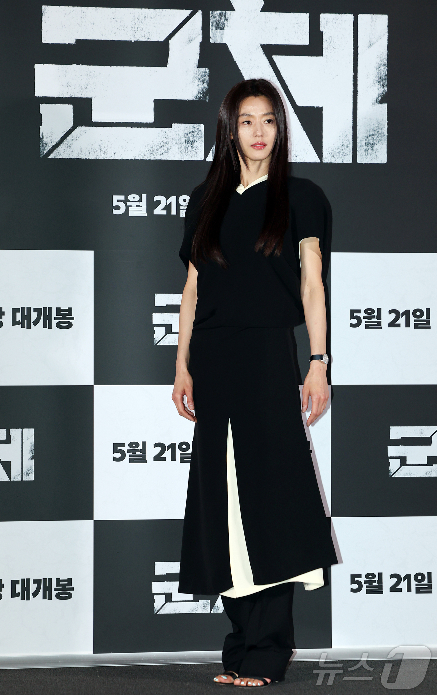 (서울=뉴스1) 김진환 기자 = 배우 전지현이 20일 서울 용산구 CGV용산아이파크몰에서 열린 영화 '군체' 기자간담회에 참석해 포즈를 취하고 있다.'군체'는 정체불명의 감염사태로 …