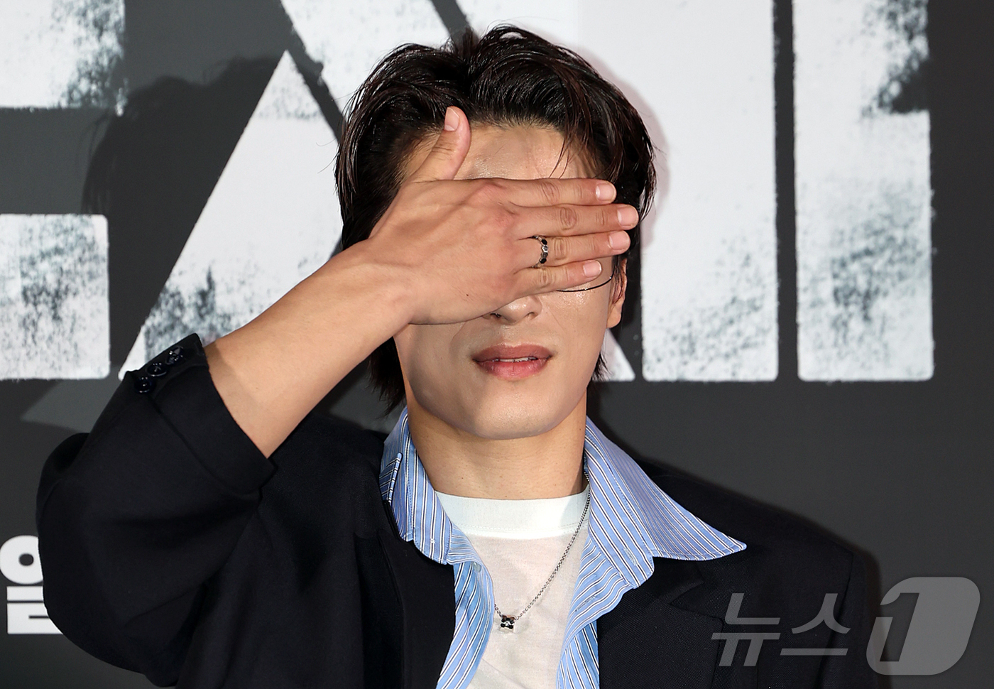 (서울=뉴스1) 김진환 기자 = 배우 구교환이 20일 서울 용산구 CGV용산아이파크몰에서 열린 영화 '군체' 기자간담회에 참석해 포즈를 취하고 있다.'군체'는 정체불명의 감염사태로 …