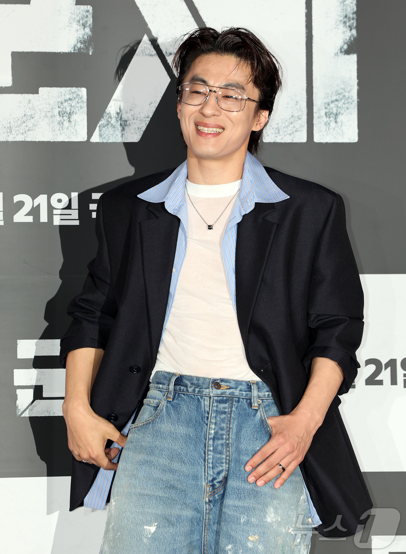 (서울=뉴스1) 김진환 기자 = 배우 구교환이 20일 서울 용산구 CGV용산아이파크몰에서 열린 영화 '군체' 기자간담회에 참석해 포즈를 취하고 있다.'군체'는 정체불명의 감염사태로 …